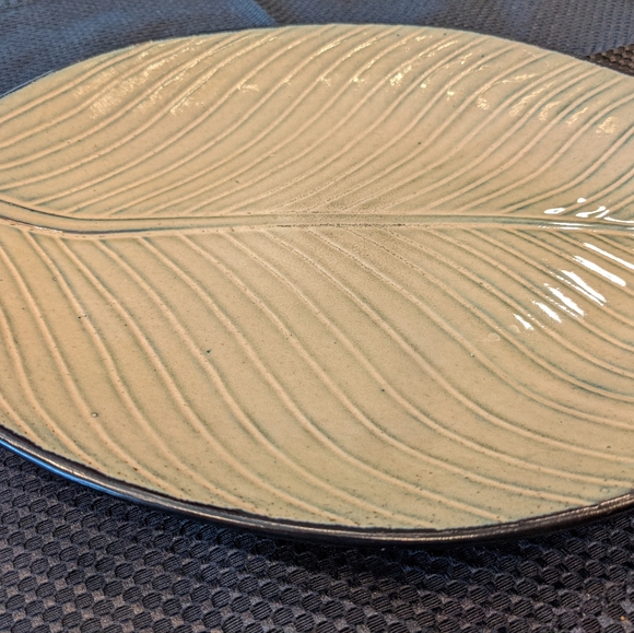 Ceramic Leaf Serving Tray - Picture 4 of 5